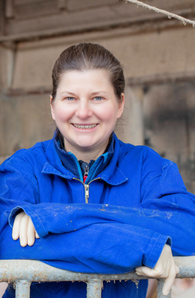 Frau Dr. Monika Bantle, Tierärztin in der Nutztierpraxis Hausen am Bussen, spezialisiert auf tierärztliche Versorgung von Nutztieren