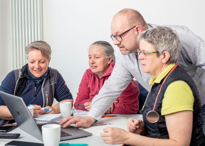 Tierarzt, Tierärztinnen, Nutztiere, Besprechung, Nutztierpraxis, Nutztierärztin gesucht, Praktikum