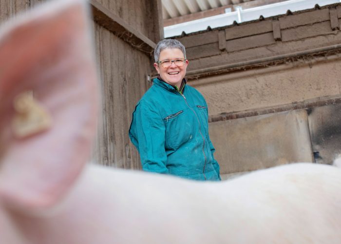 Tierärztin von der Nutztierpraxis Hausen am Bussen, professionelle Versorgung von Nutztieren bei Landwirten vor Ort.
