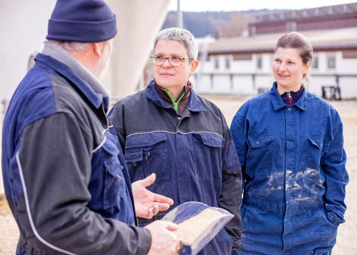 Tierärztinnen der Nutztierpraxis Hausen am Bussen, darunter Dr. Bantle, im Gespräch mit einem Landwirt, tierärztliche Betreuung von Nutztieren auf dem Hof